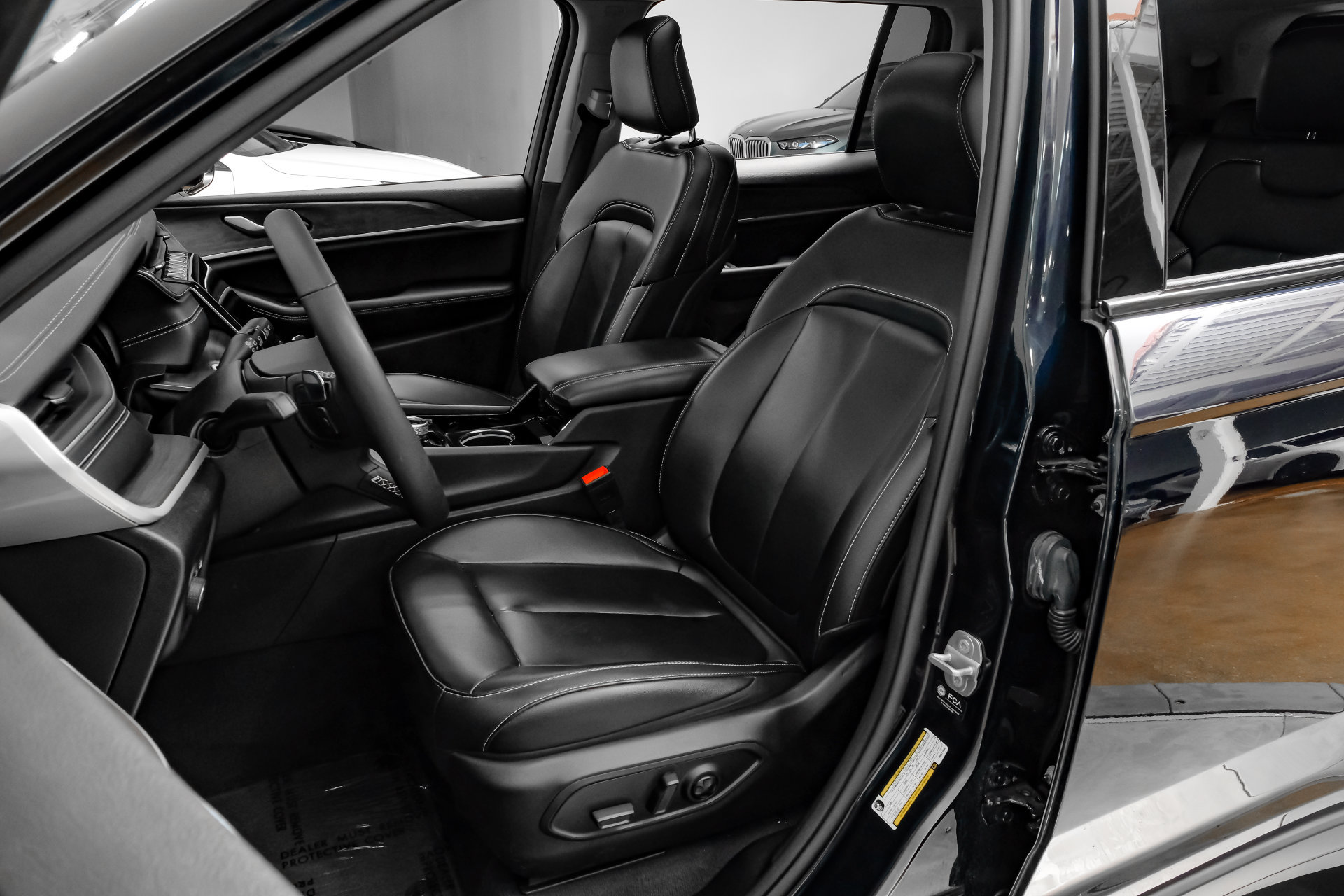 Used 2023 Jeep Grand Cherokee L Limited AWD/4WD image 36