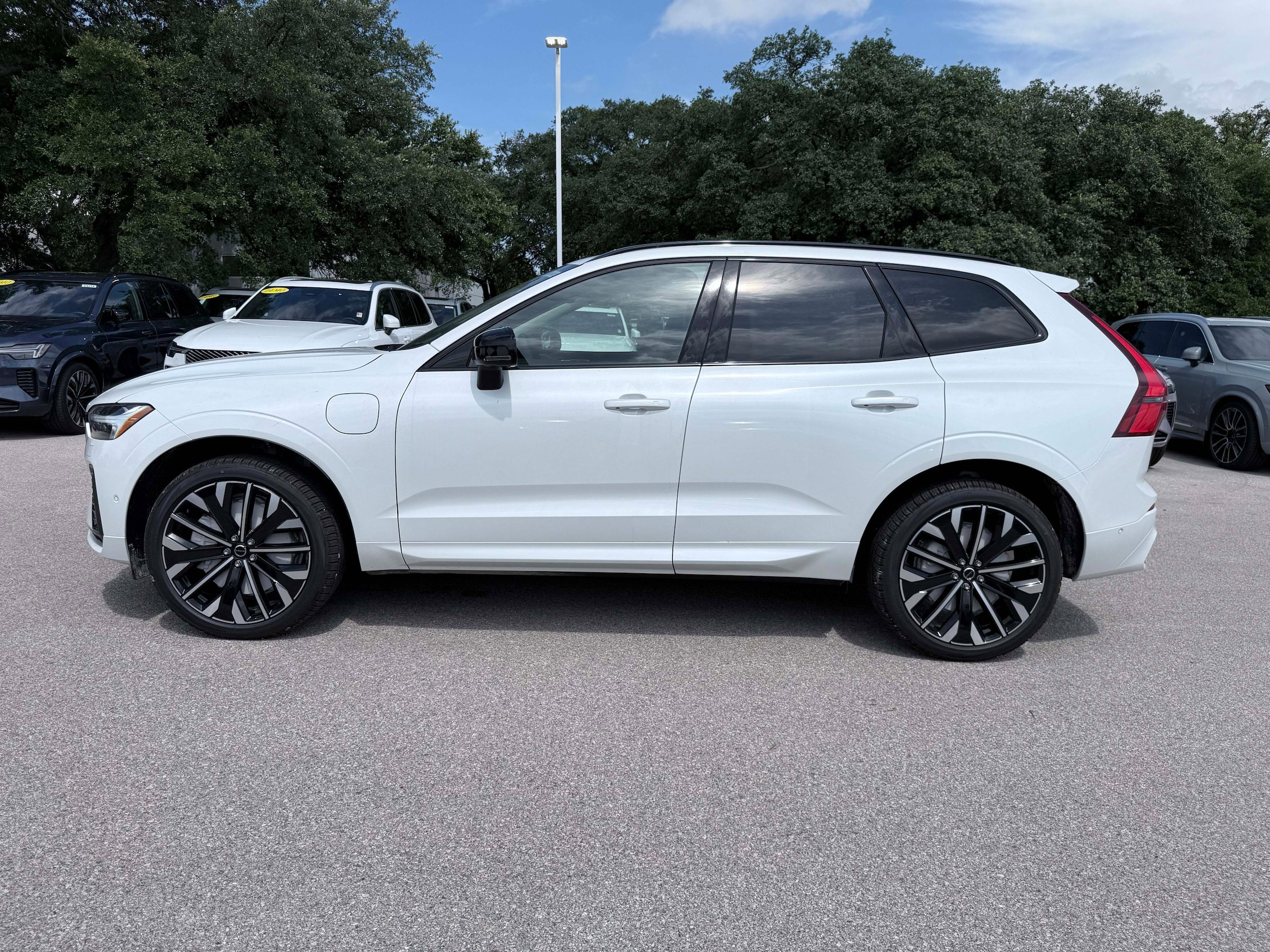 New 2026 Volvo XC60 T8 Ultra w/ Climate Package AWD/4WD image 3