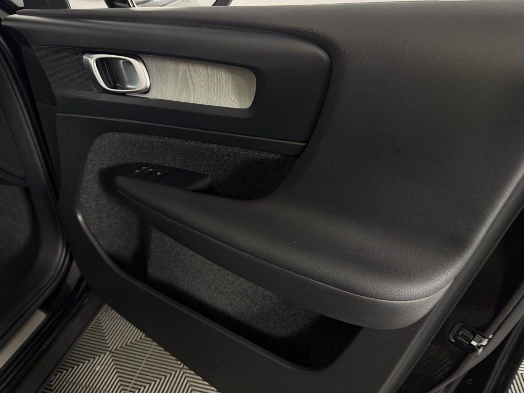 Used 2025 Volvo XC40 B5 Plus image 33