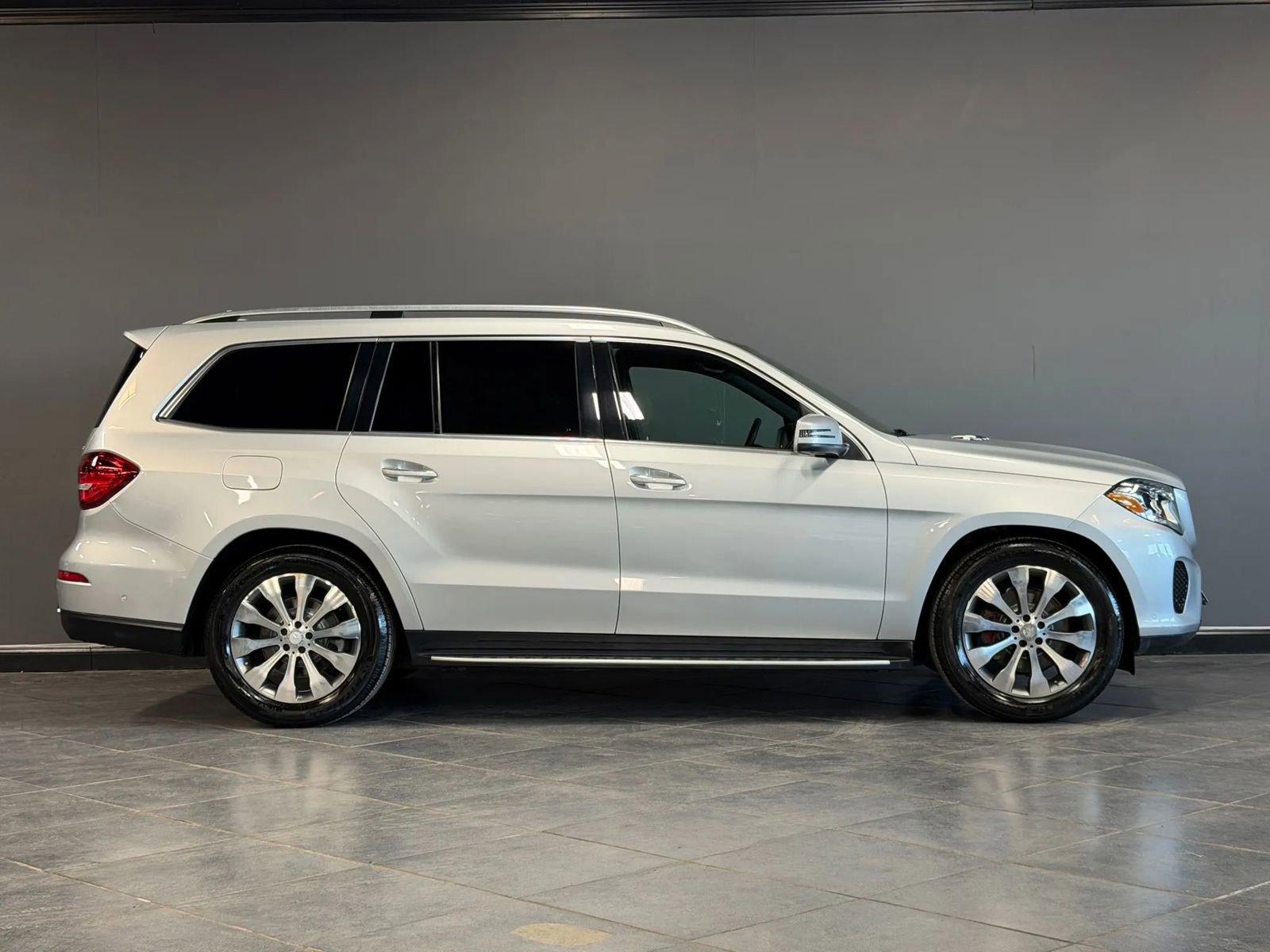 Used 2017 Mercedes-Benz GLS 450 4MATIC image 4