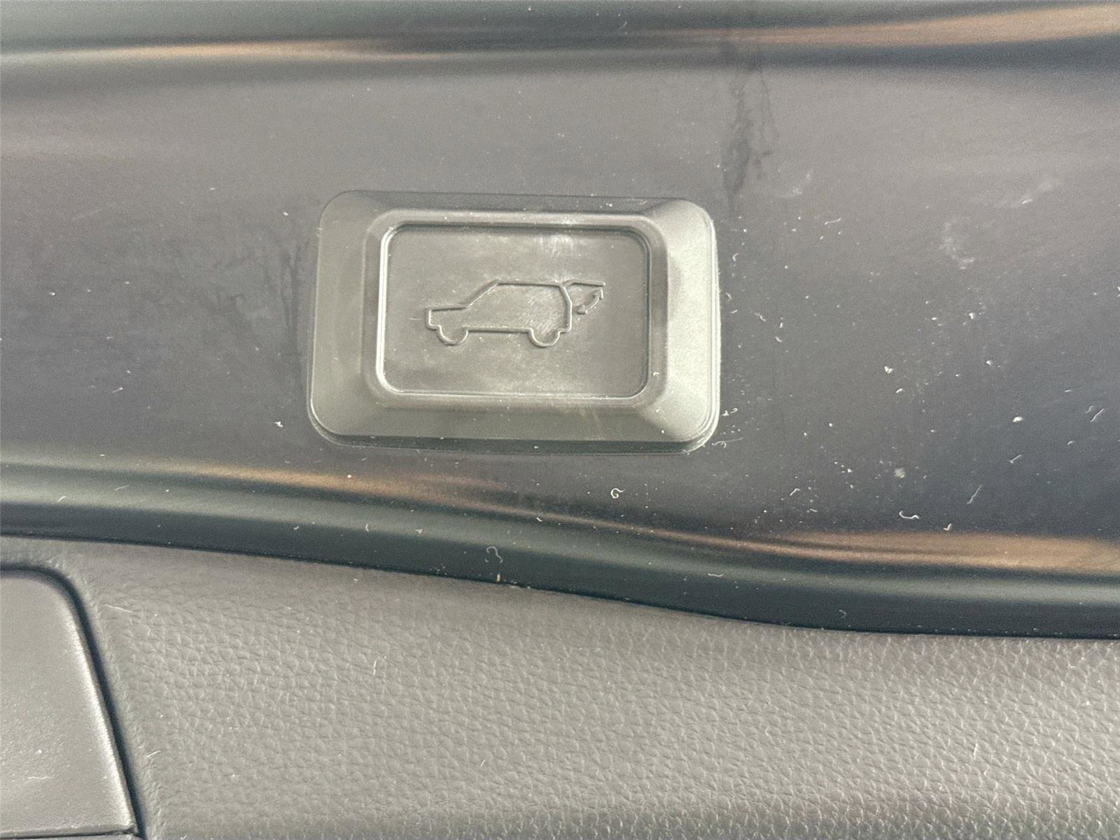 Used 2020 Toyota RAV4 XLE Premium FWD image 40