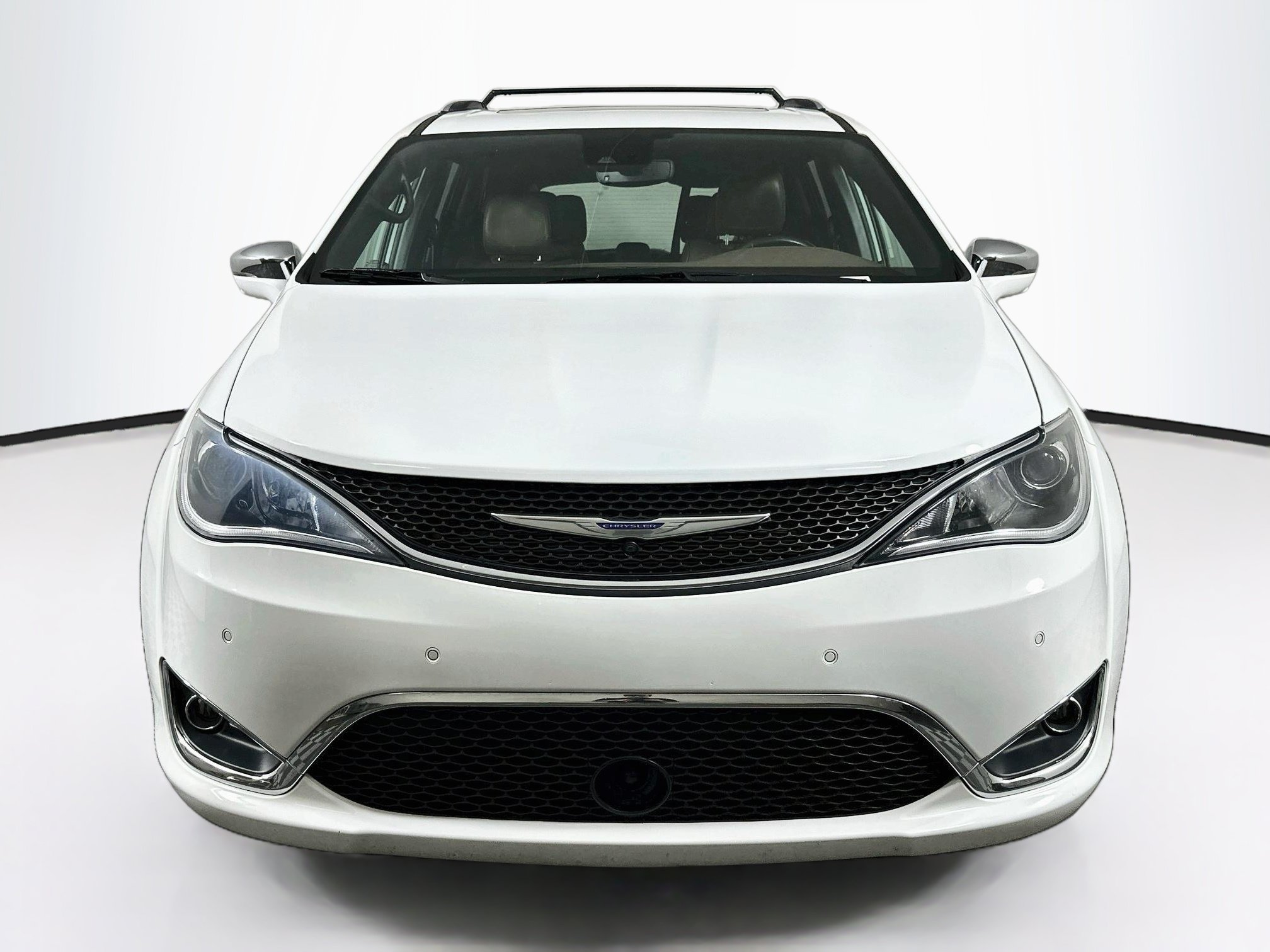 Used 2020 Chrysler Pacifica Limited w/ Tire & Wheel Group FWD image 2