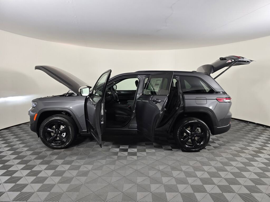 New 2025 Jeep Grand Cherokee Altitude image 15