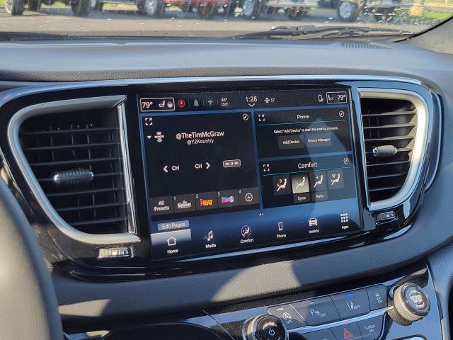 Used 2025 Chrysler Pacifica Select image 17
