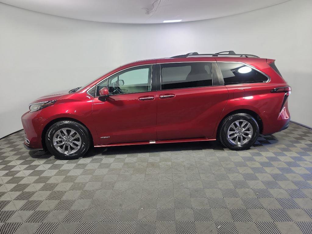 Used 2021 Toyota Sienna XLE image 11