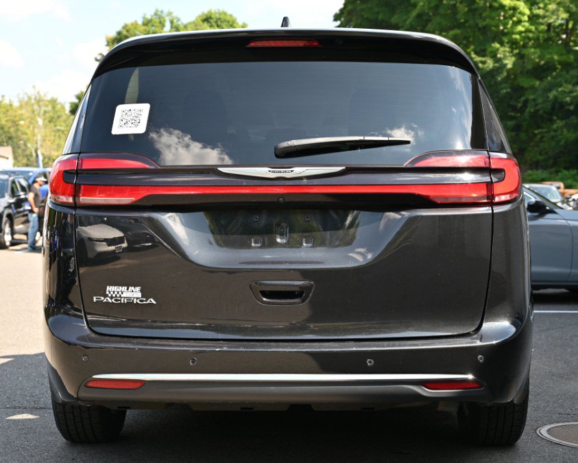 Used 2023 Chrysler Pacifica Touring-L FWD image 4