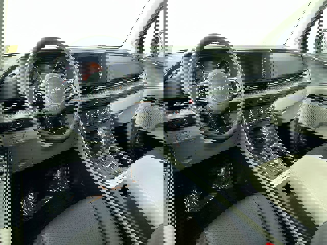 Certified 2024 Kia Carnival LX image 29