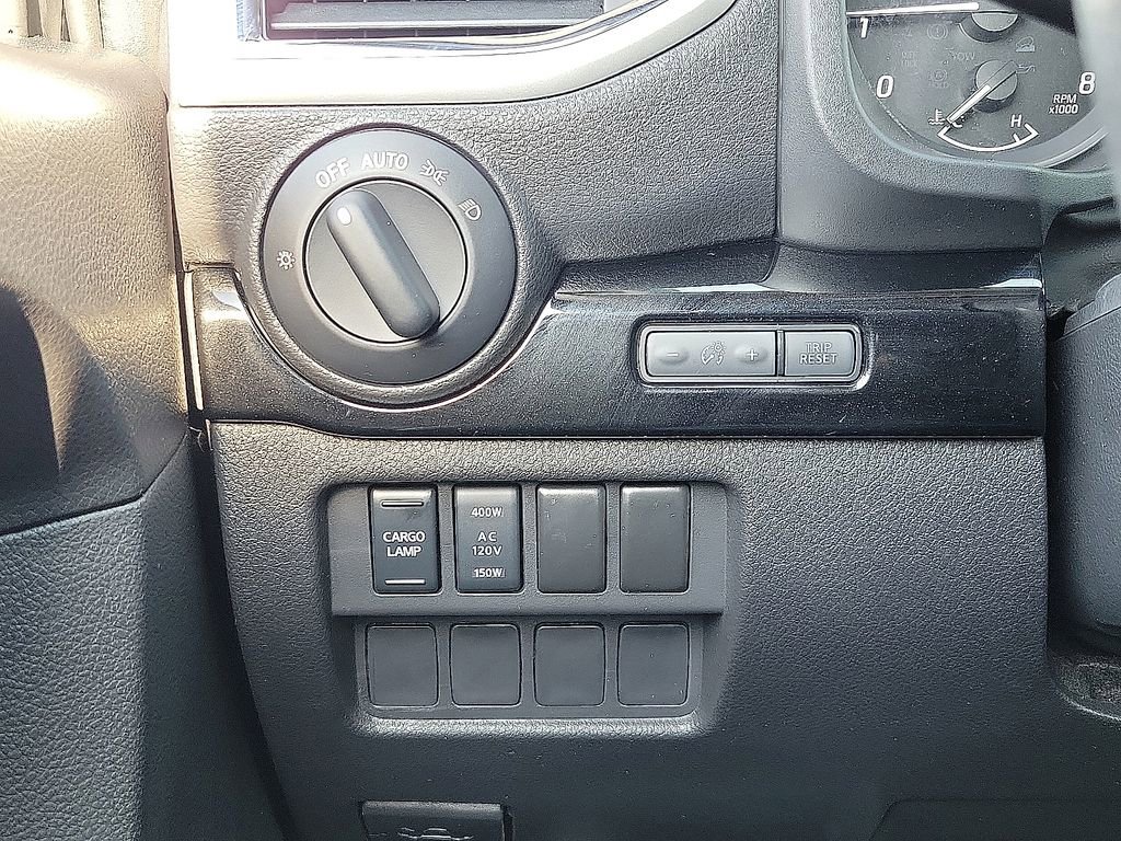 Used 2024 Nissan Titan SV w/ SV Convenience Package image 14