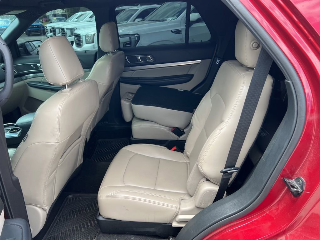 Used 2019 Ford Explorer XLT w/ Equipment Group 202A FWD image 4