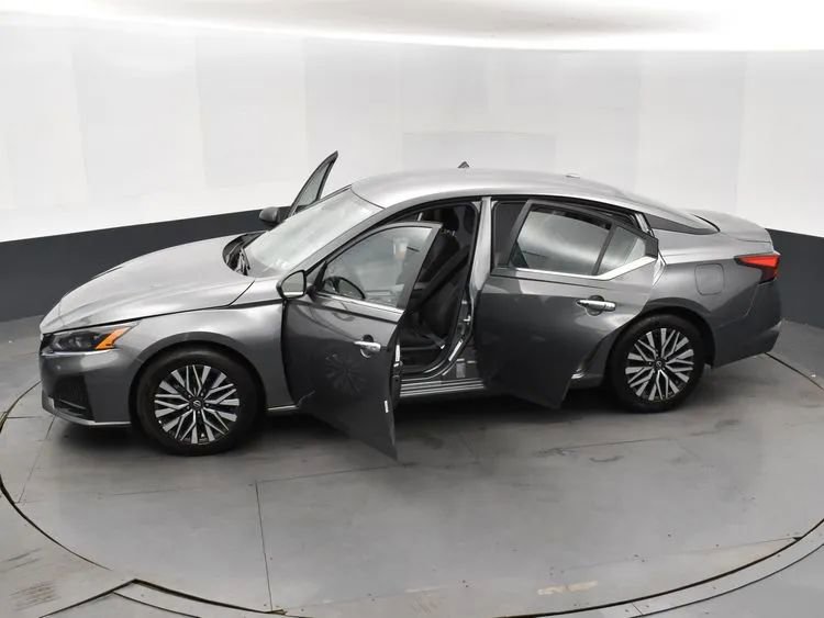 Used 2025 Nissan Altima 2.5 SV image 7