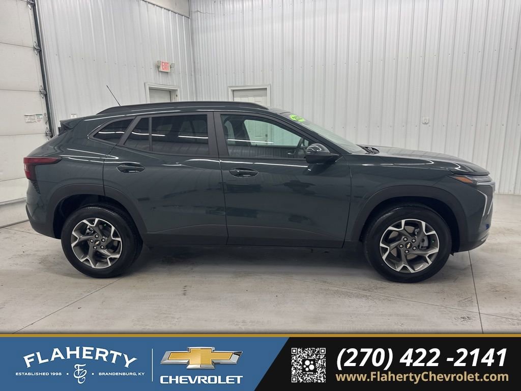 Used 2025 Chevrolet Trax LT w/ Driver Confidence Package image 2