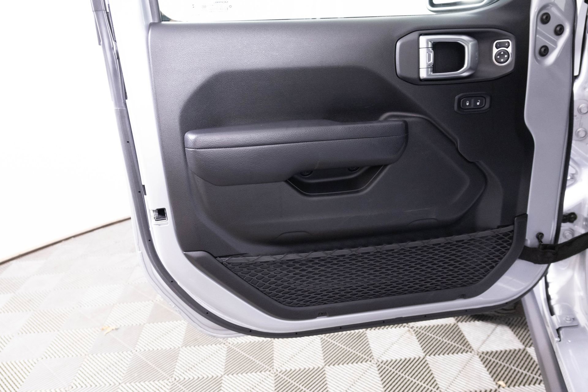 Used 2024 Jeep Wrangler Unlimited image 18