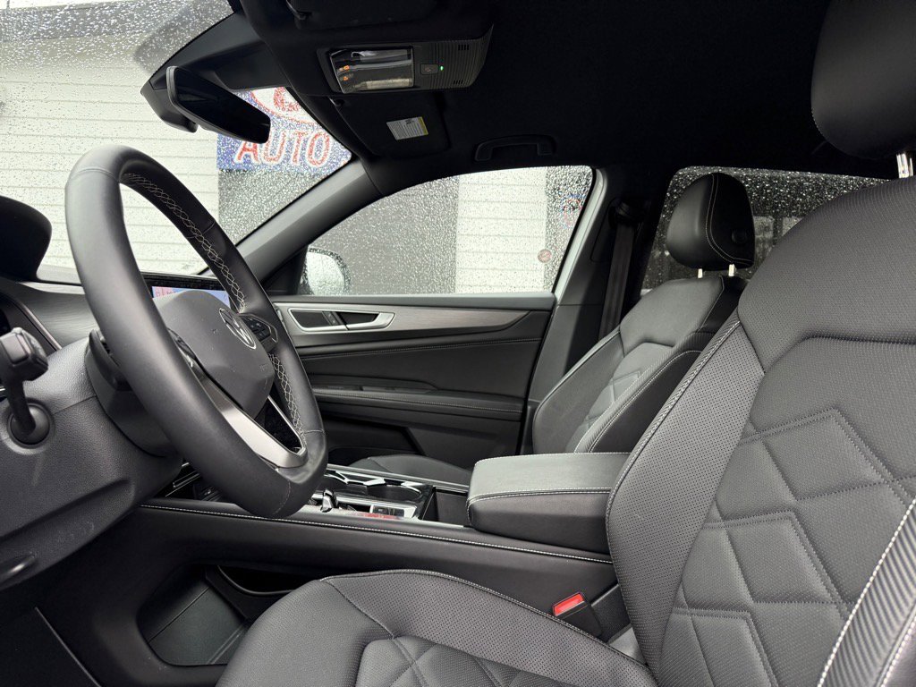 Used 2024 Volkswagen Atlas Cross Sport SE image 17