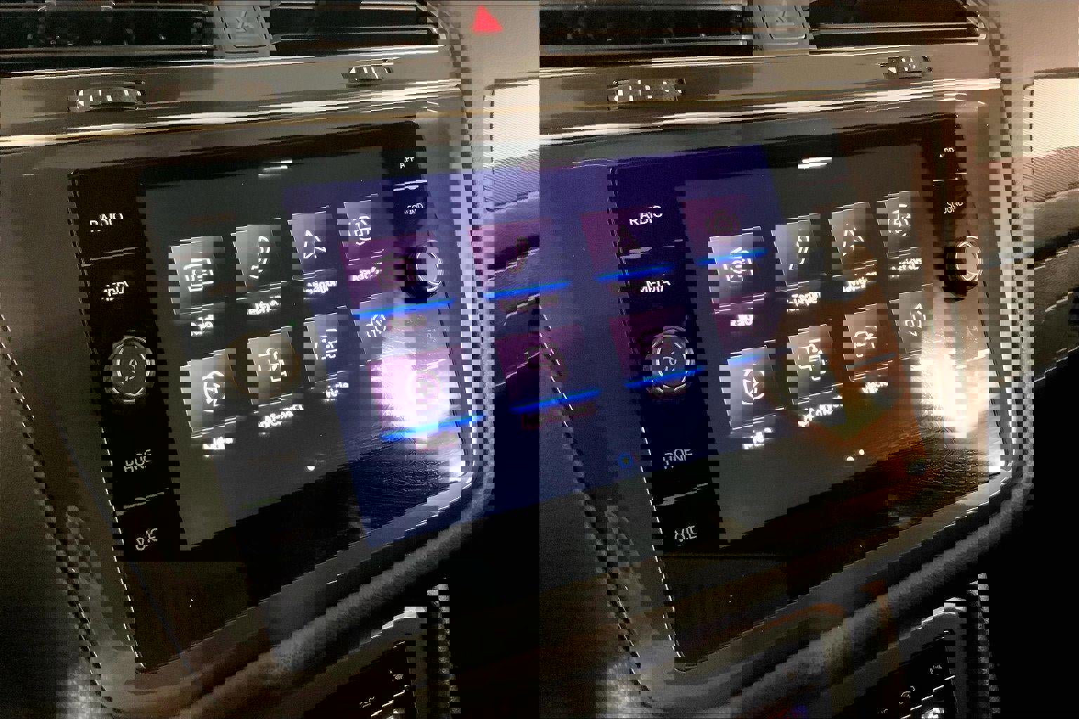 Used 2023 Volkswagen Tiguan SE w/ Panoramic Sunroof Package image 6