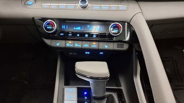 Used 2025 Hyundai Elantra SEL image 32