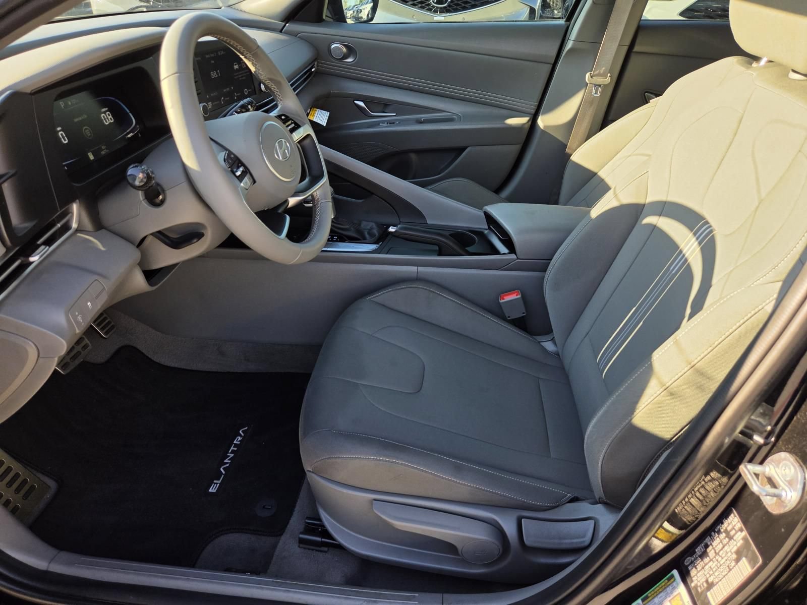 Used 2025 Hyundai Elantra Sport FWD image 15