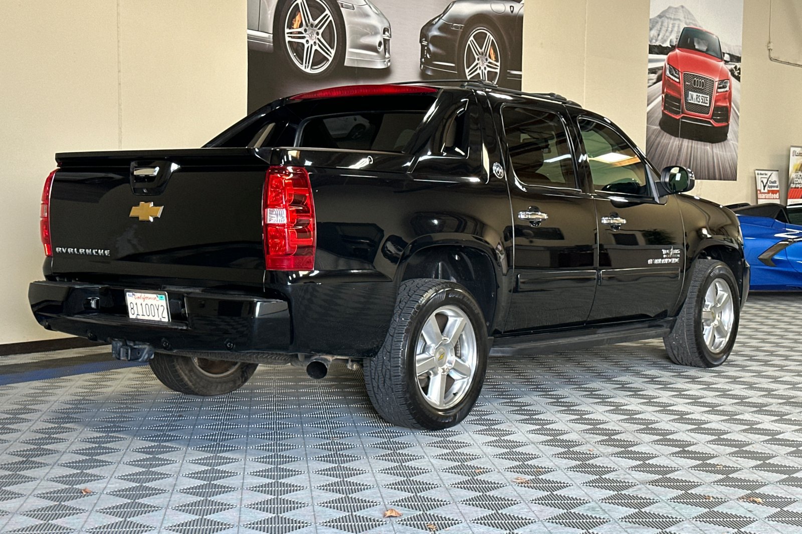 Used 2013 Chevrolet Avalanche LT w/ Texas Edition RWD image 4