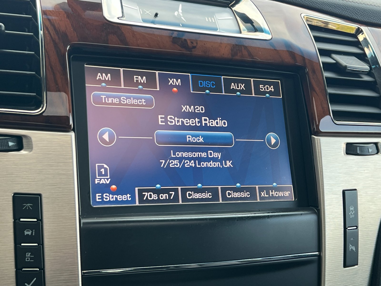 Used 2014 Cadillac Escalade Platinum AWD/4WD image 19