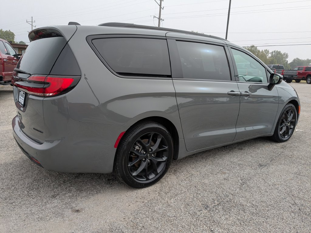 Used 2025 Chrysler Pacifica Limited FWD image 5