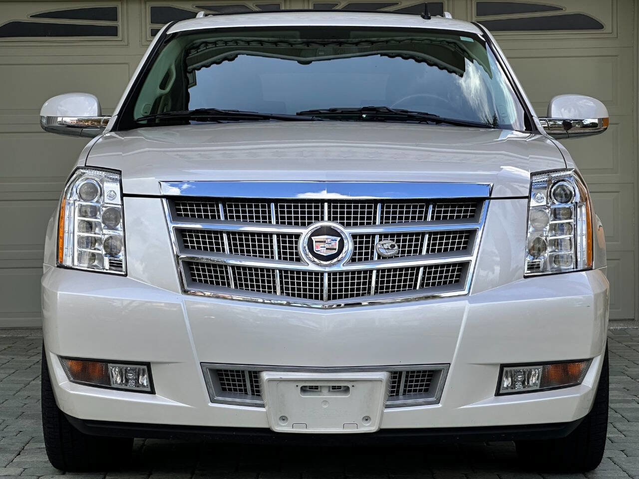 Used 2011 Cadillac Escalade Platinum image 25