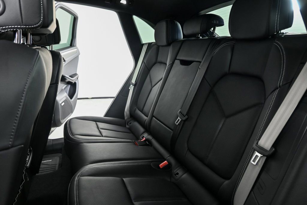 Certified 2025 Porsche Macan image 22