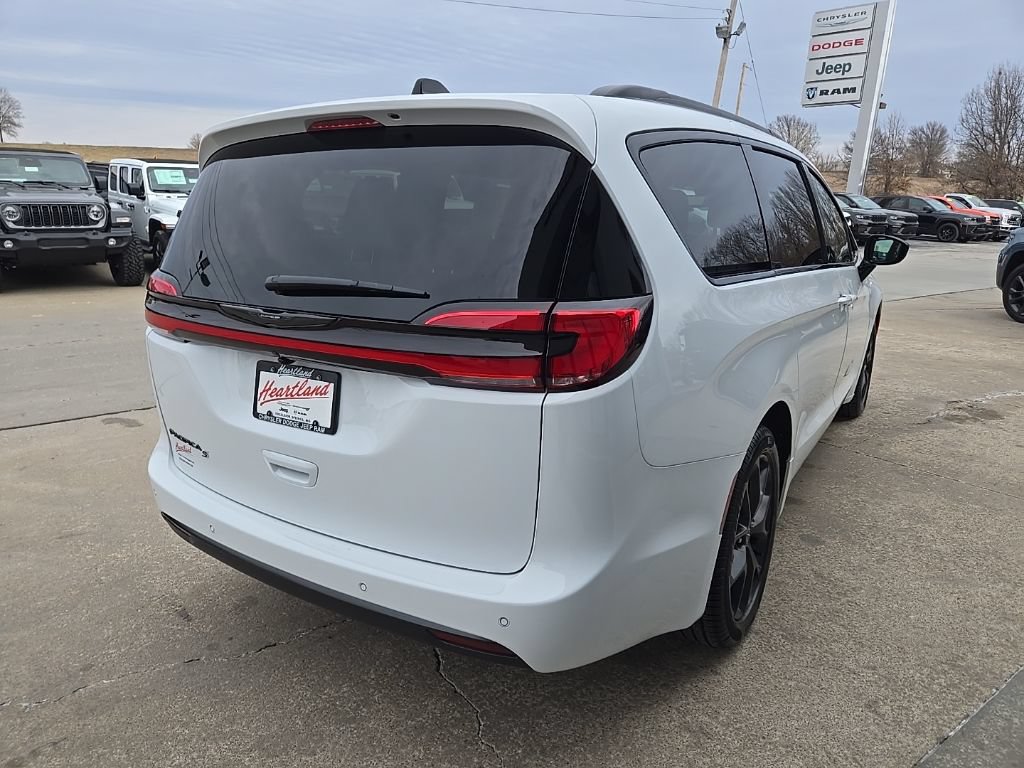 New 2026 Chrysler Pacifica Select w/ S Appearance Package FWD image 10
