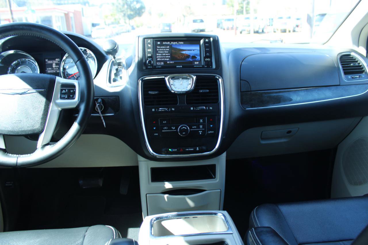 Used 2016 Chrysler Town & Country Touring FWD image 10