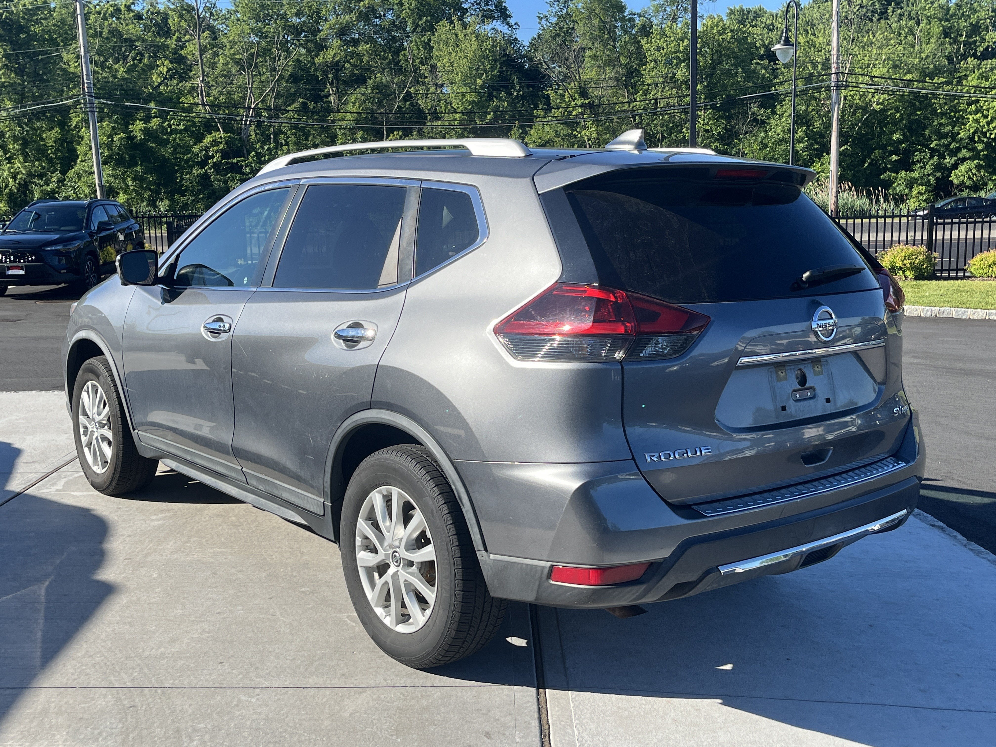 Used 2018 Nissan Rogue SV w/ Premium Package AWD/4WD image 4