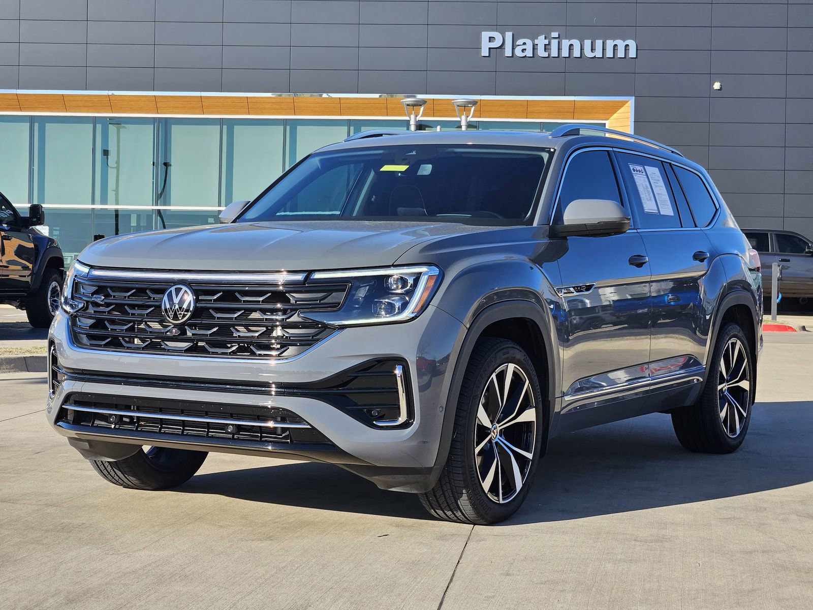 Used 2025 Volkswagen Atlas SEL Premium R-Line image 2