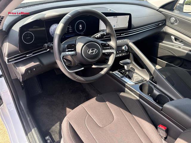 Used 2025 Hyundai Elantra SEL FWD image 17