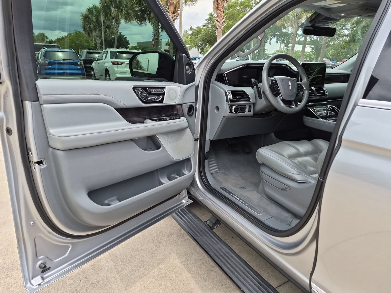 Used 2020 Lincoln Navigator L Reserve w/ Luxury Package AWD/4WD image 8