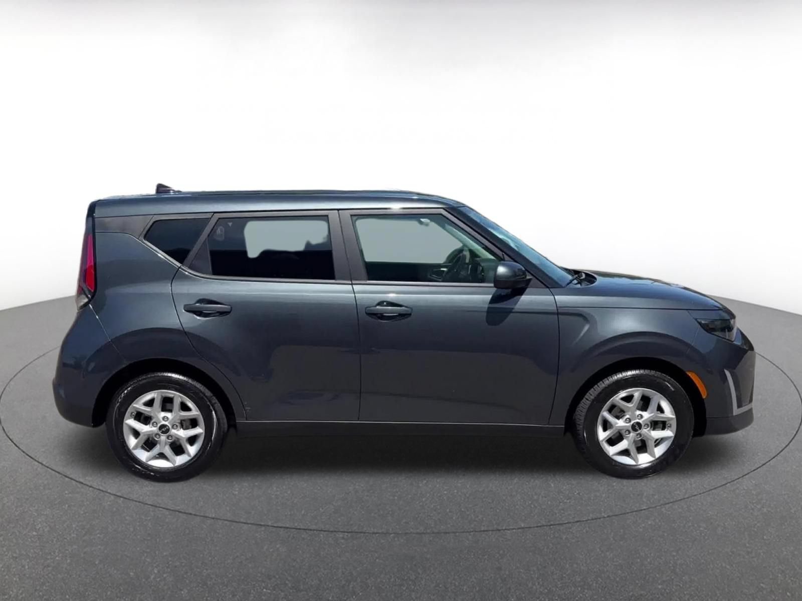 Used 2025 Kia Soul LX w/ LX Technology Package FWD image 16