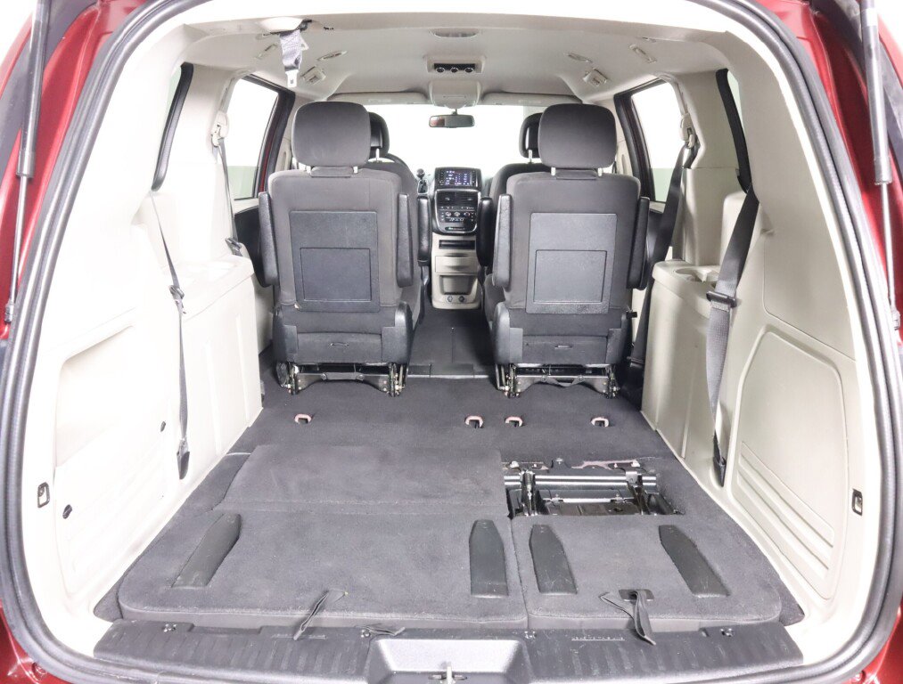 Used 2018 Dodge Grand Caravan SE w/ UConnect Hands-Free Group image 26