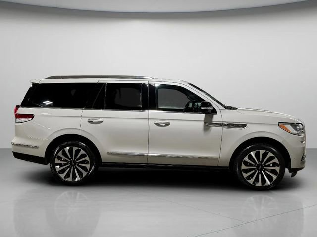 Used 2022 Lincoln Navigator Reserve image 2