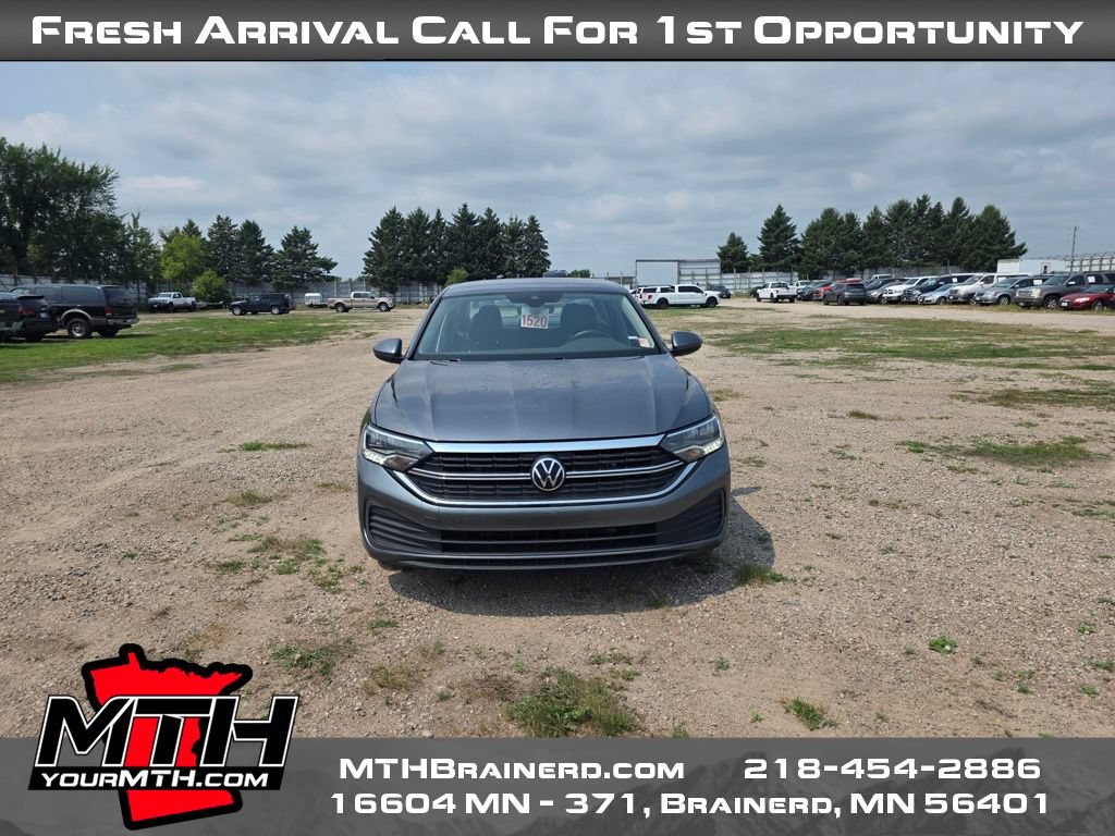 Used 2024 Volkswagen Jetta SE FWD image 3
