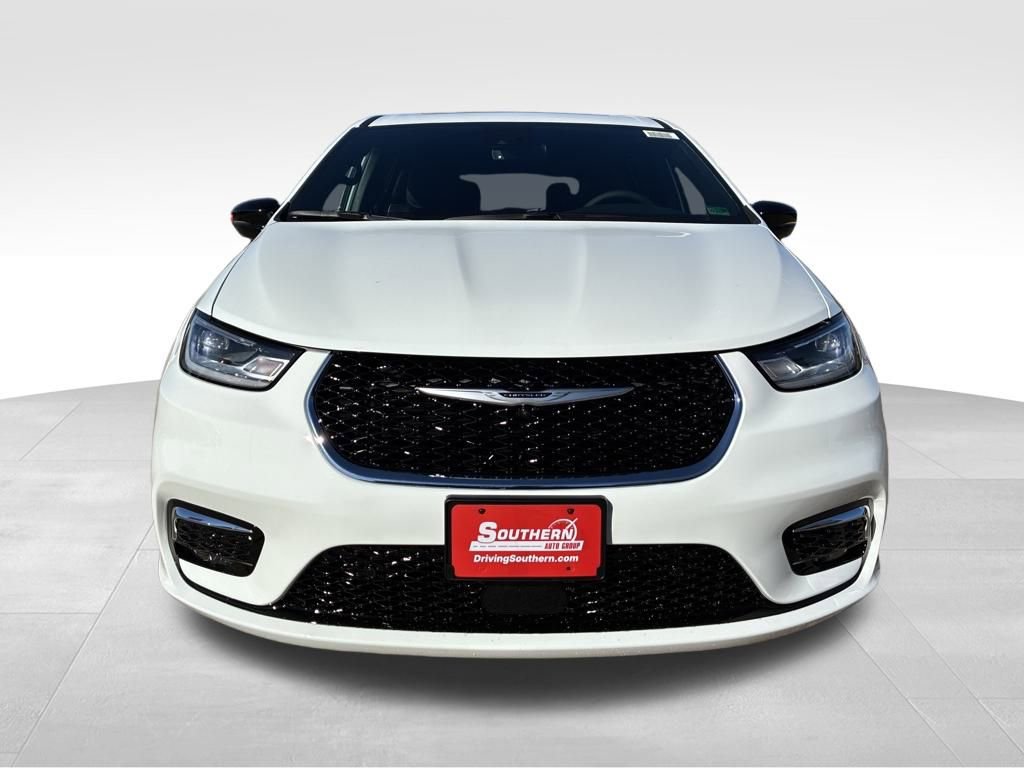 New 2026 Chrysler Pacifica Limited w/ Uconnect Theater Family Group image 9