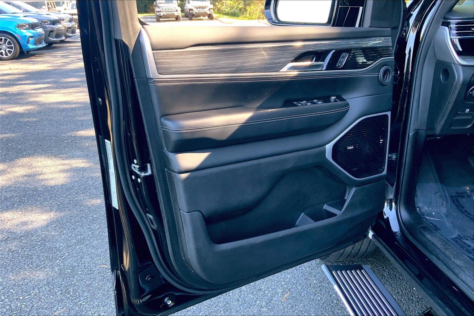 Used 2022 Jeep Wagoneer Series III w/ Premium Group I AWD/4WD image 18