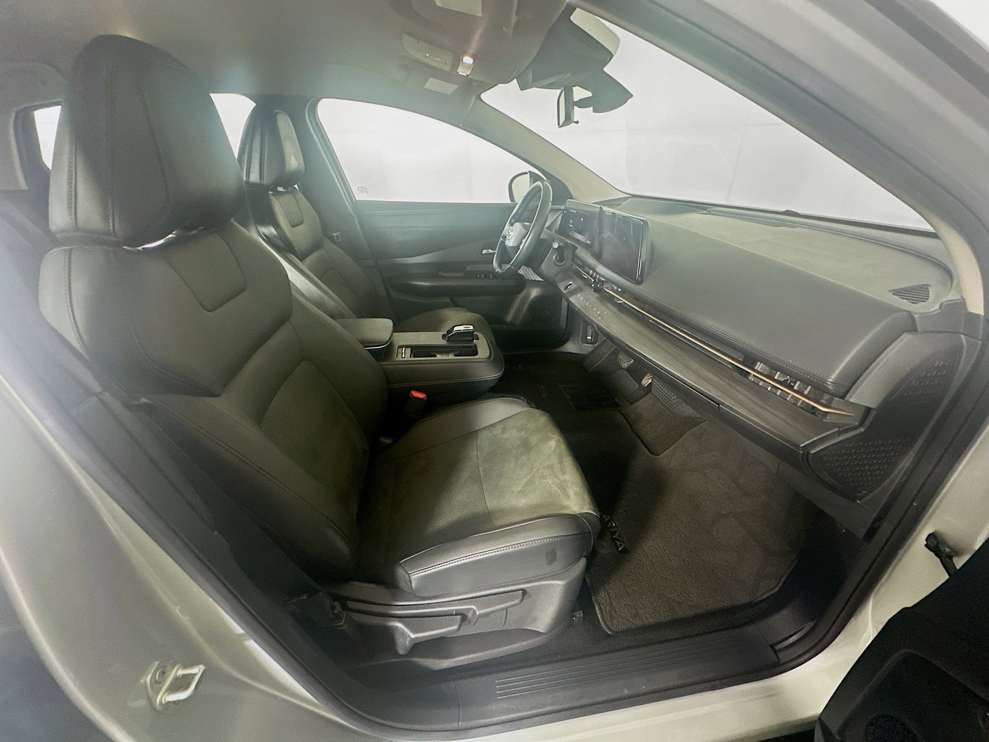 Used 2023 Nissan Ariya FWD image 32