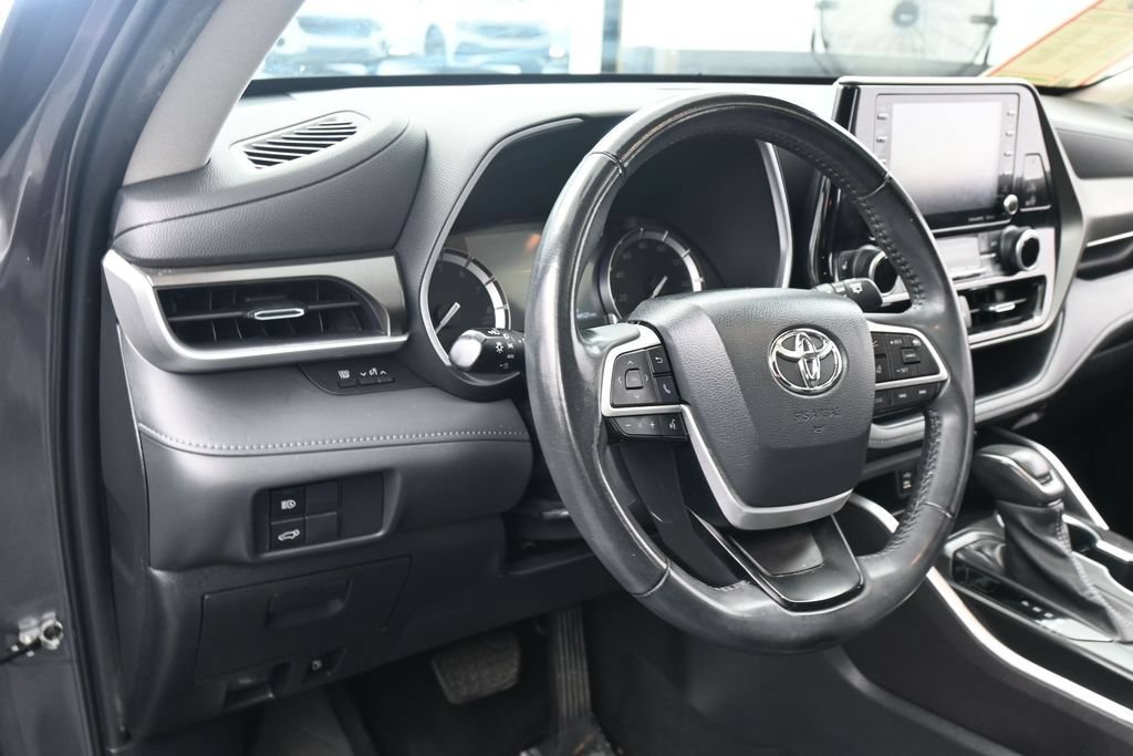 Used 2022 Toyota Highlander XLE AWD/4WD image 15