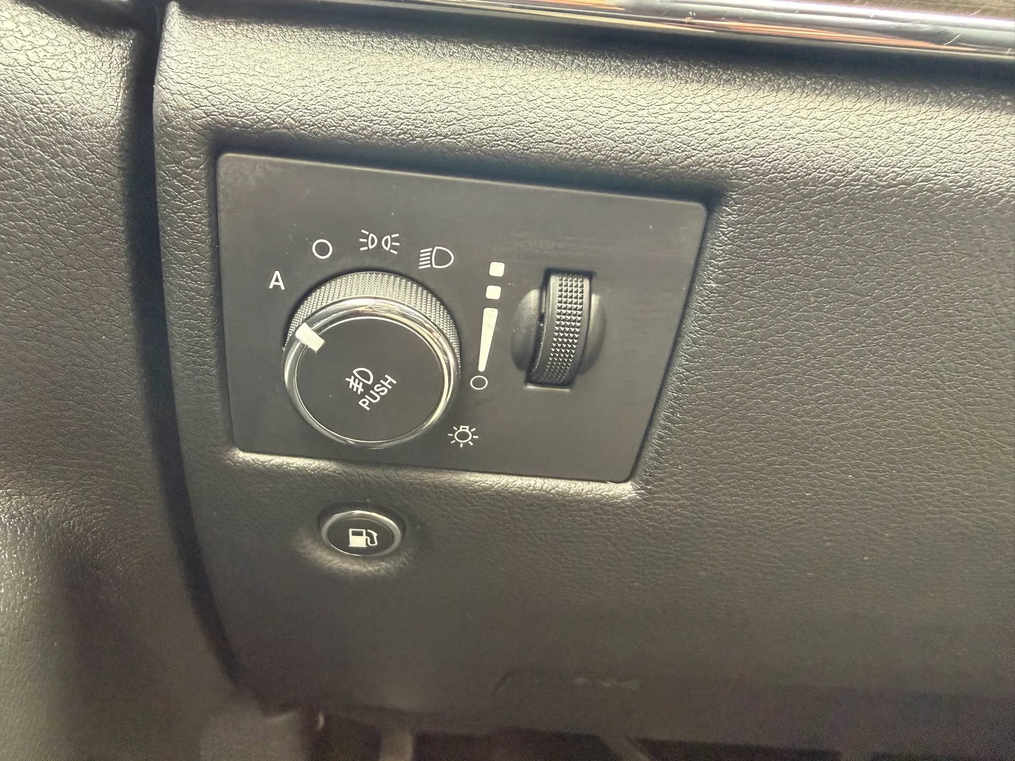 Used 2014 Jeep Grand Cherokee Overland AWD/4WD image 38