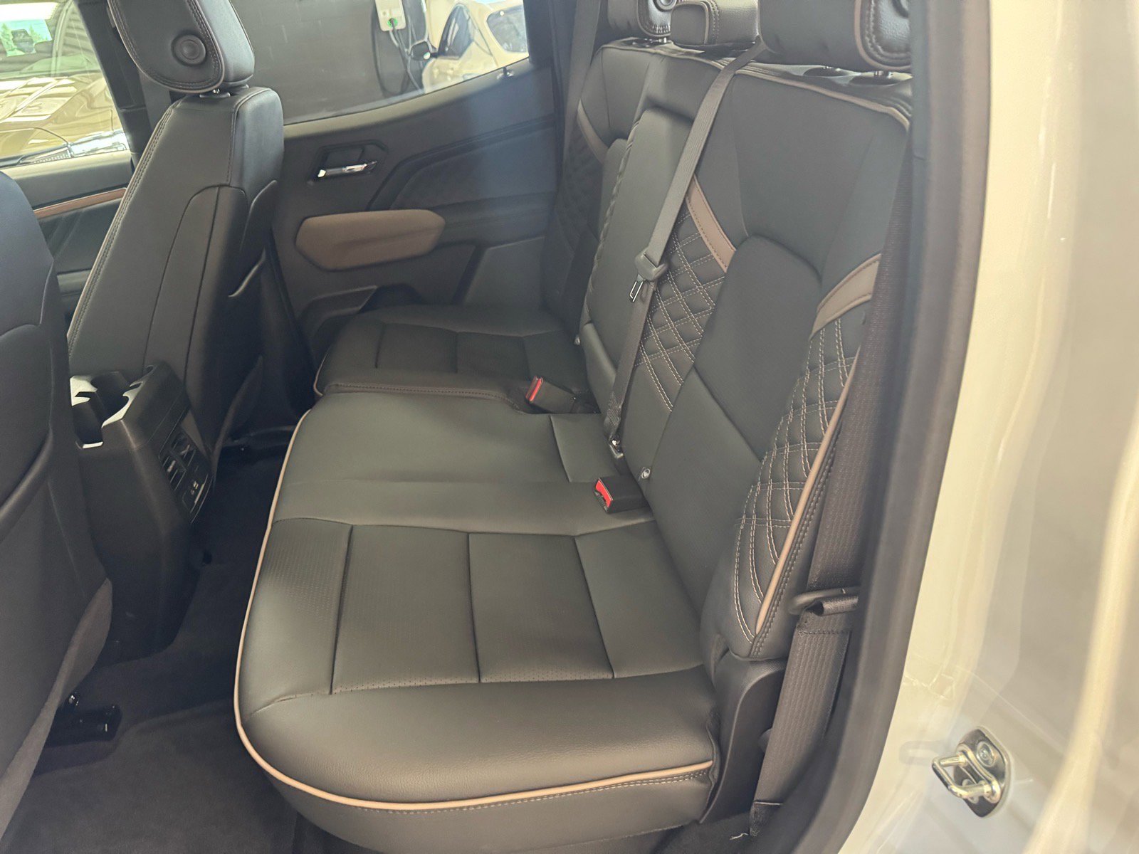 Used 2025 GMC Canyon Denali image 11