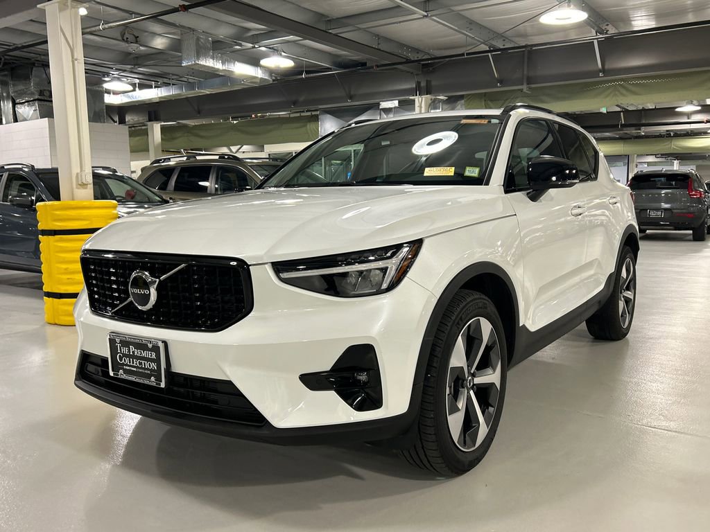 Certified 2023 Volvo XC40 B5 Plus image 5