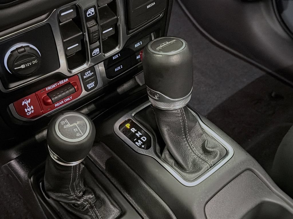 Used 2025 Jeep Gladiator Rubicon w/ Convenience Group AWD/4WD image 18