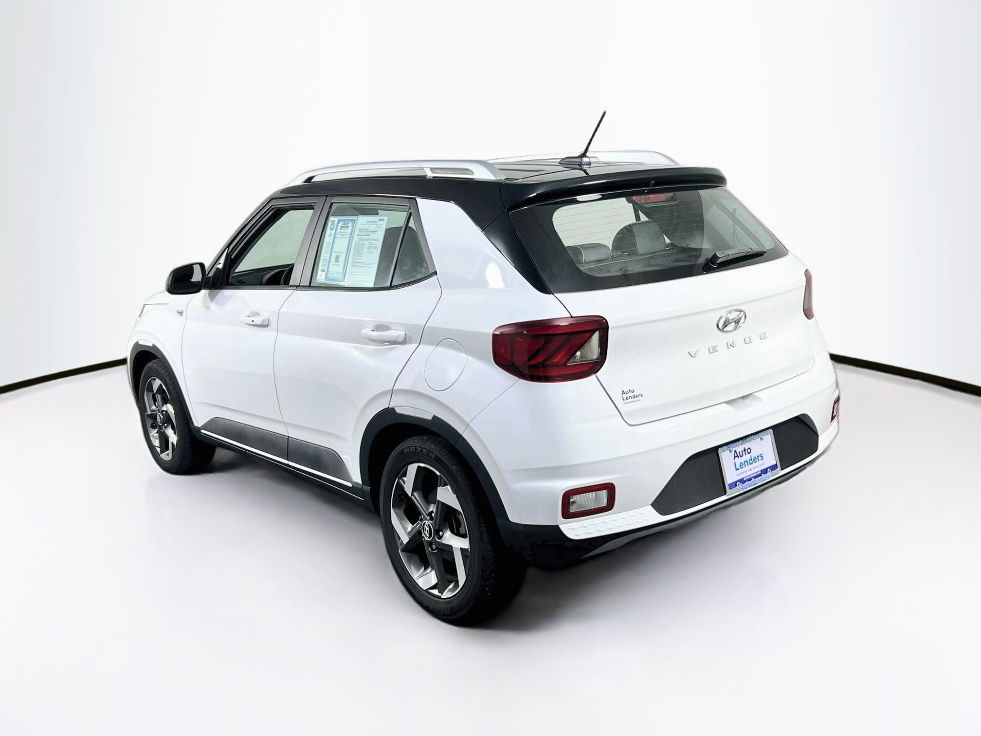 Used 2023 Hyundai Venue Limited FWD image 7