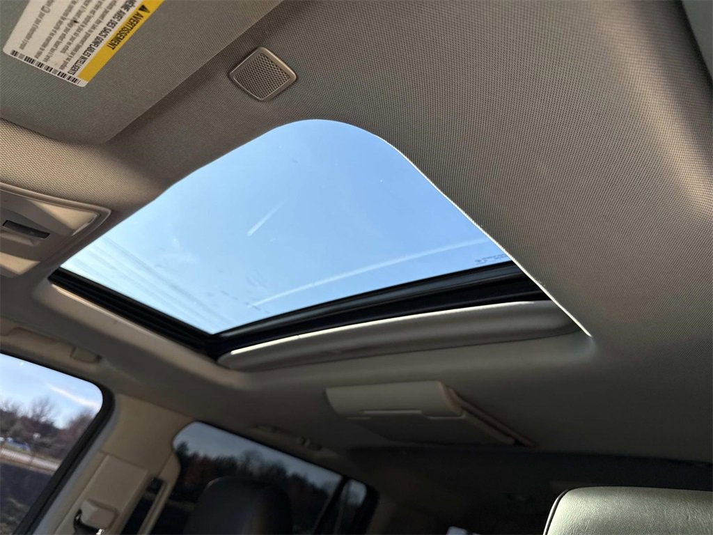 Used 2018 Cadillac Escalade ESV Premium Luxury image 18