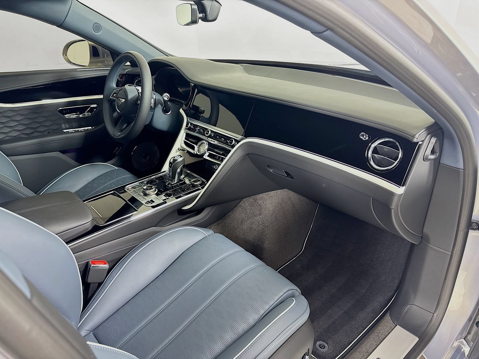 Used 2025 Bentley Flying Spur Plug-In Hybrid AWD/4WD image 29