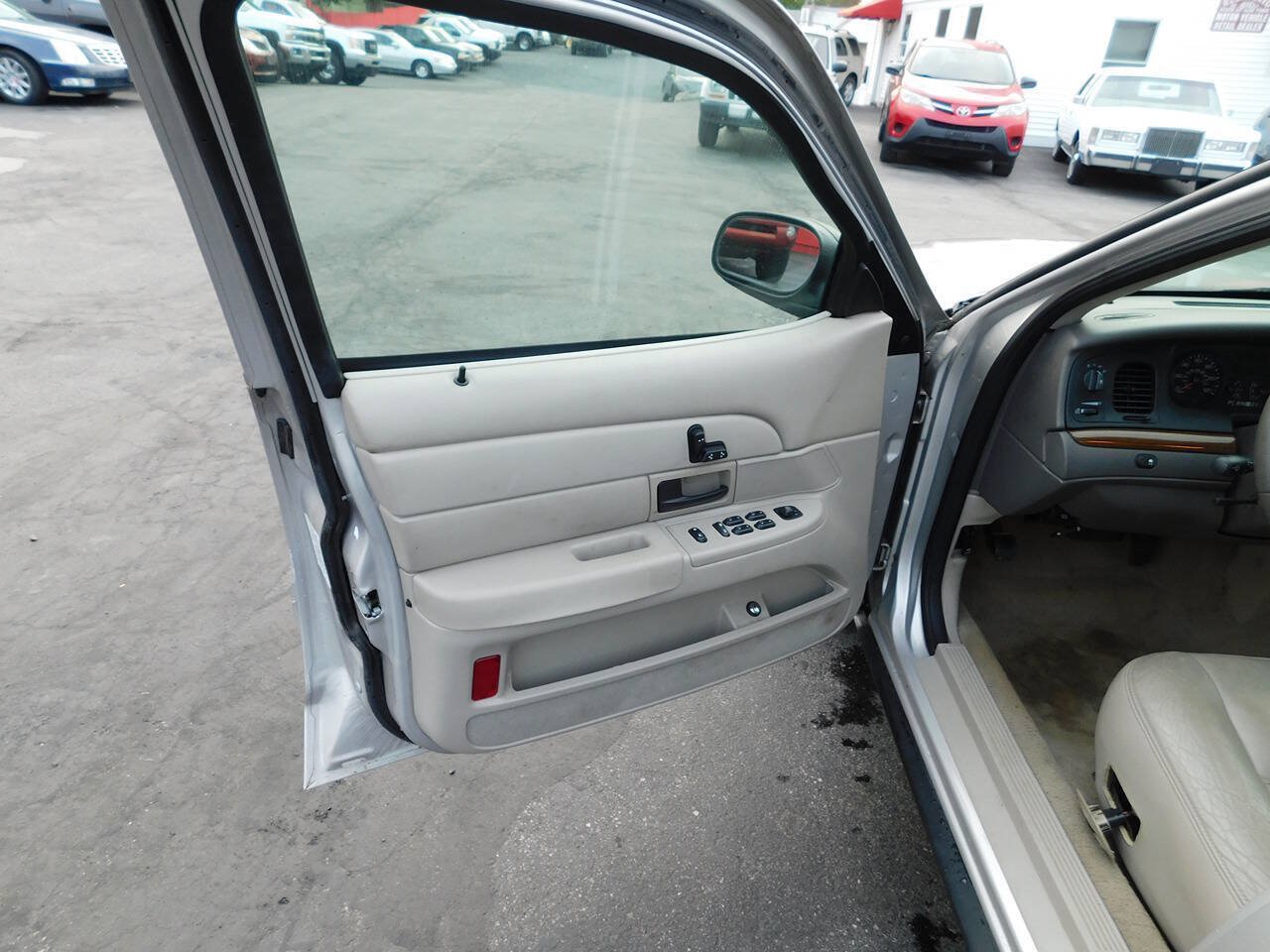 Used 2008 Ford Crown Victoria LX RWD image 17