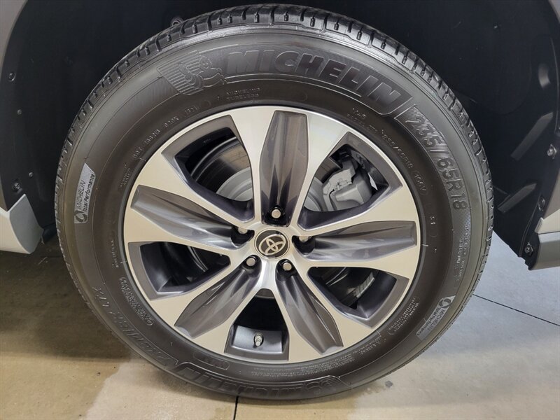 Used 2021 Toyota Highlander XLE AWD/4WD image 17