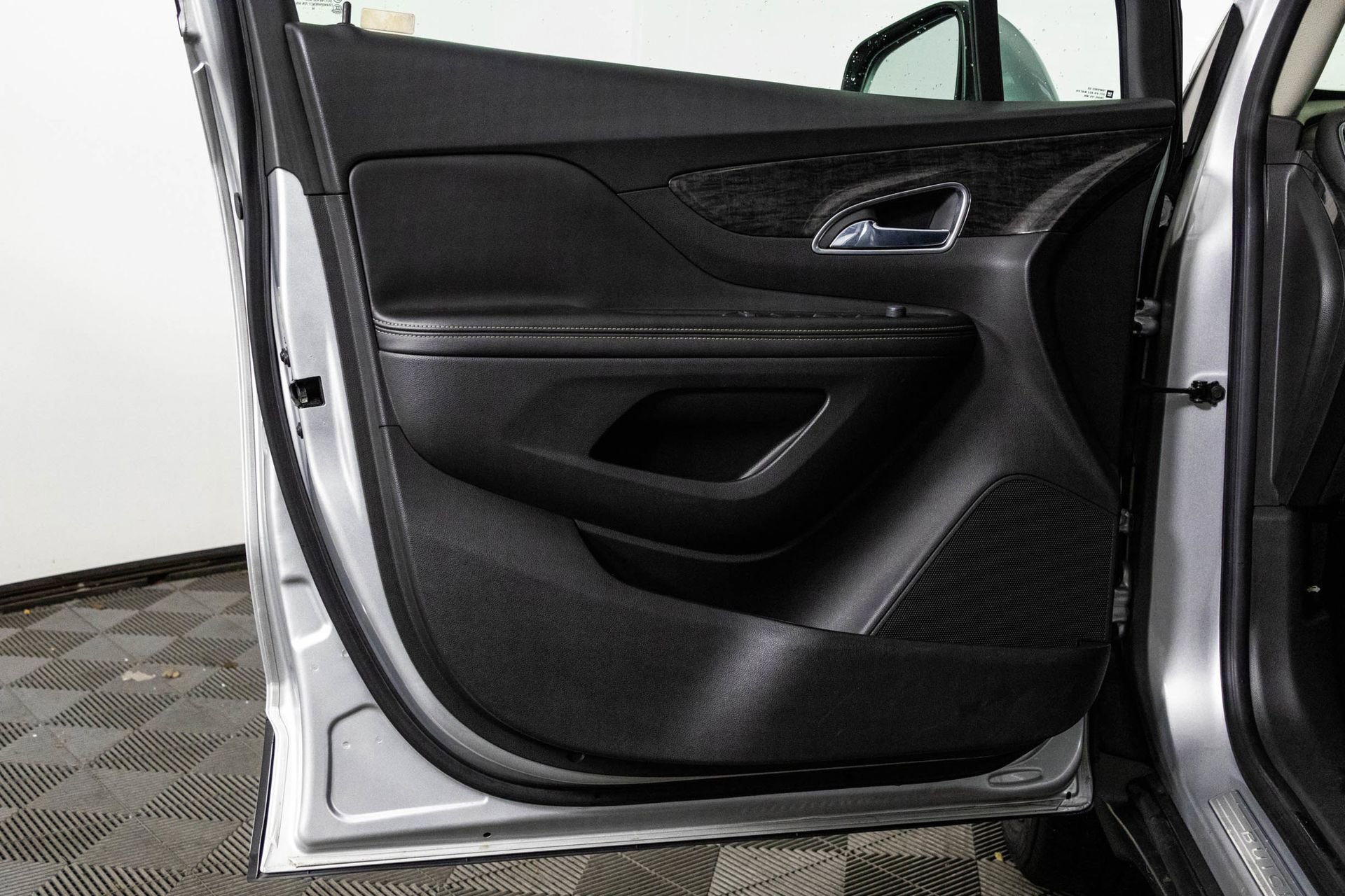 Used 2015 Buick Encore FWD image 33