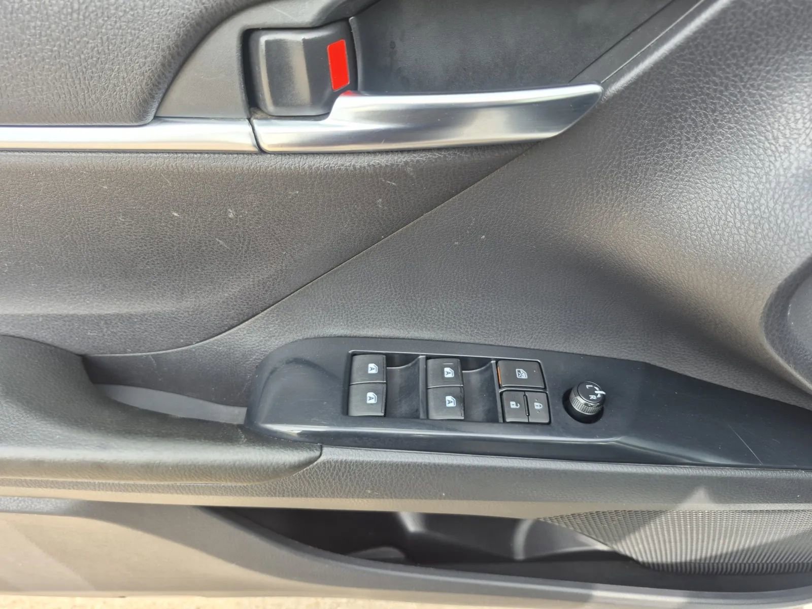 Used 2018 Toyota Camry SE FWD image 11